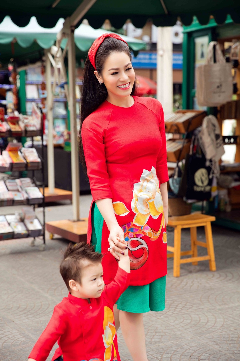 Nhật Kim Anh được “quý tử” hôn môi dưới phố xuân - 1 Ku Tin rất ra dáng khi được mẹ dắt tay dạo phố ngày Tết.