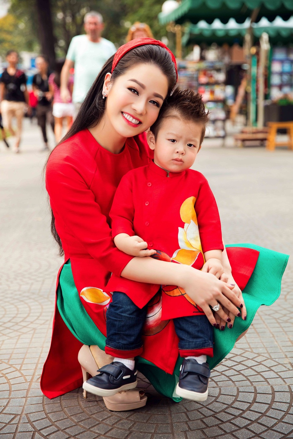 Nhật Kim Anh được “quý tử” hôn môi dưới phố xuân - 7 Nữ ca sĩ dành khoảng thời gian nghỉ dài hơi trong năm cho chồng con.