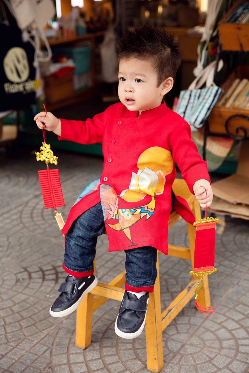 Nhật Kim Anh được “quý tử” hôn môi dưới phố xuân - 3 Nhật Kim Anh được “quý tử” hôn môi dưới phố xuân - 3