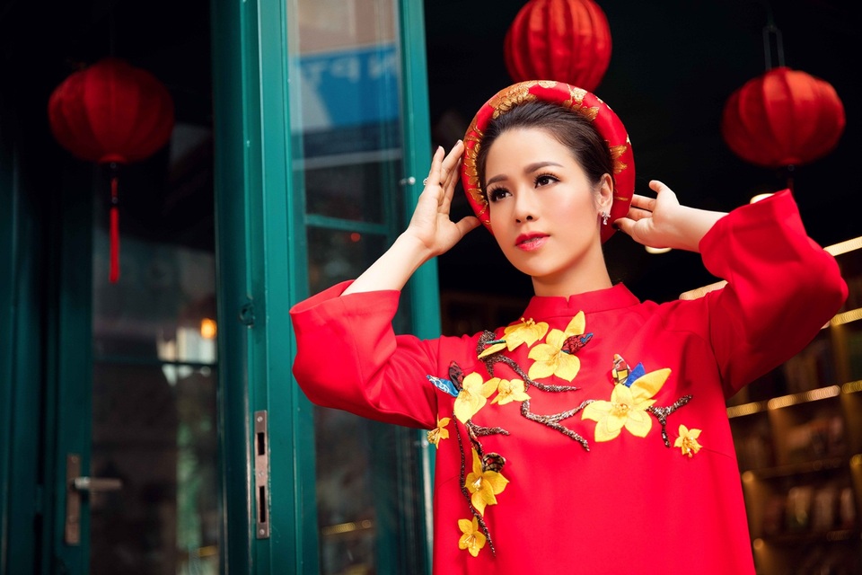 Nhật Kim Anh được “quý tử” hôn môi dưới phố xuân - 13 Nhật Kim Anh được “quý tử” hôn môi dưới phố xuân - 13