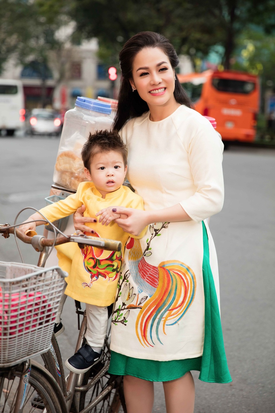 Nhật Kim Anh được “quý tử” hôn môi dưới phố xuân - 10 Nhật Kim Anh được “quý tử” hôn môi dưới phố xuân - 10