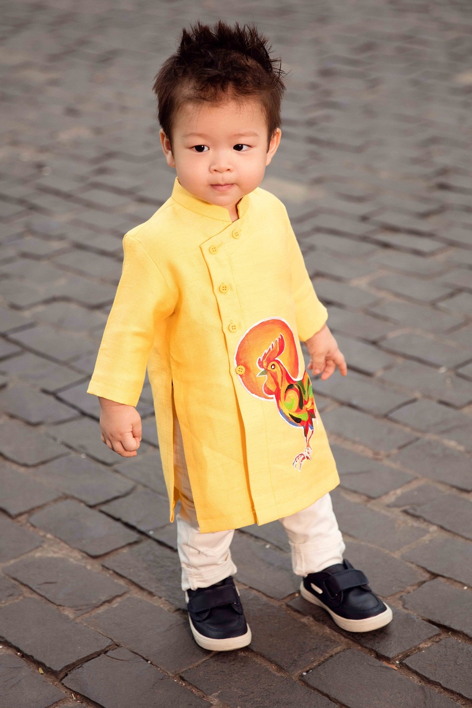 Nhật Kim Anh được “quý tử” hôn môi dưới phố xuân - 4 Nhật Kim Anh được “quý tử” hôn môi dưới phố xuân - 4