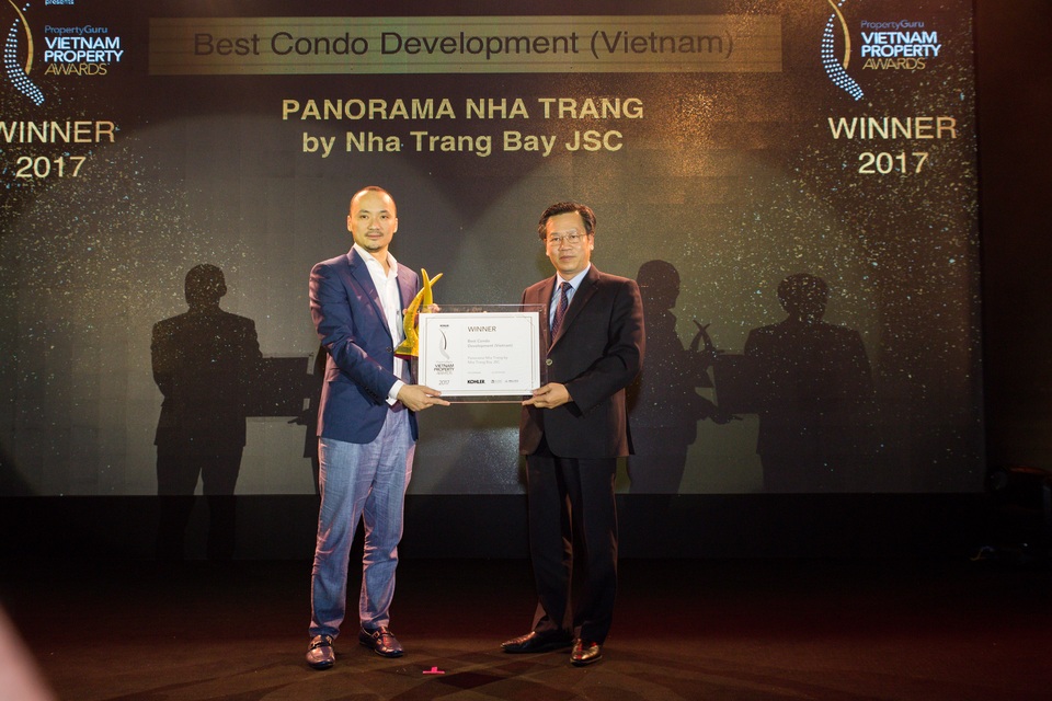 Bất động sản Việt Nam vươn ra quốc tế - 2 Đại diện Công ty cổ phần Đầu tư Xây dựng Vịnh Nha Trang nhận giải thưởng tại Vietnam Property Award diễn ra vào 2/6