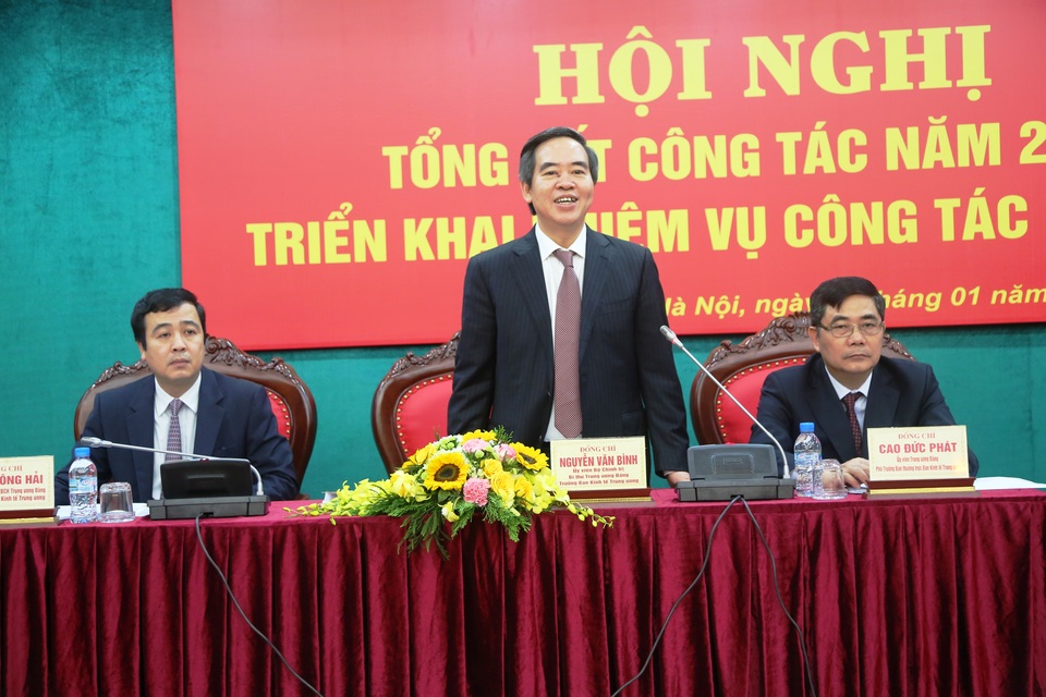 Ban Kinh tế Trung ương triển khai nhiệm vụ năm 2017 - 2
Ủy viên Bộ Chính trị, Bí thư Trung ương Đảng, Trưởng Ban Kinh tế Trung ương Nguyễn Văn Bình phát biểu tại hội nghị
