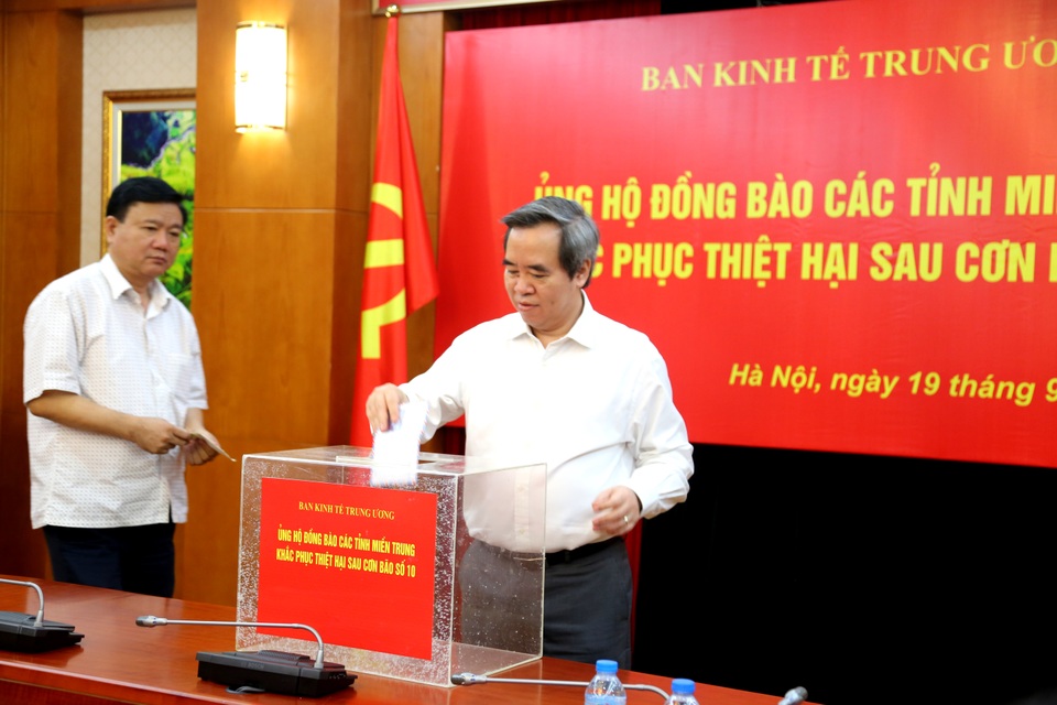 
Ông Nguyễn Văn Bình - Trưởng Ban Kinh tế Trung ương và ông Đinh La Thăng - Phó Ban Kinh tế Trung ương ủng hộ bà con vùng bão.
