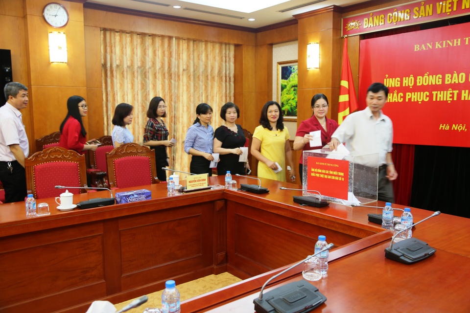 Cán bộ, lãnh đạo Ban Kinh tế Trung ương ủng hộ đồng bào miền Trung khắc phục thiệt hại do bão số 10.