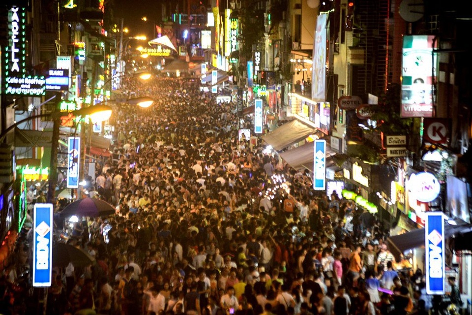 Không còn chỗ trống trên phố đi bộ Bùi Viện