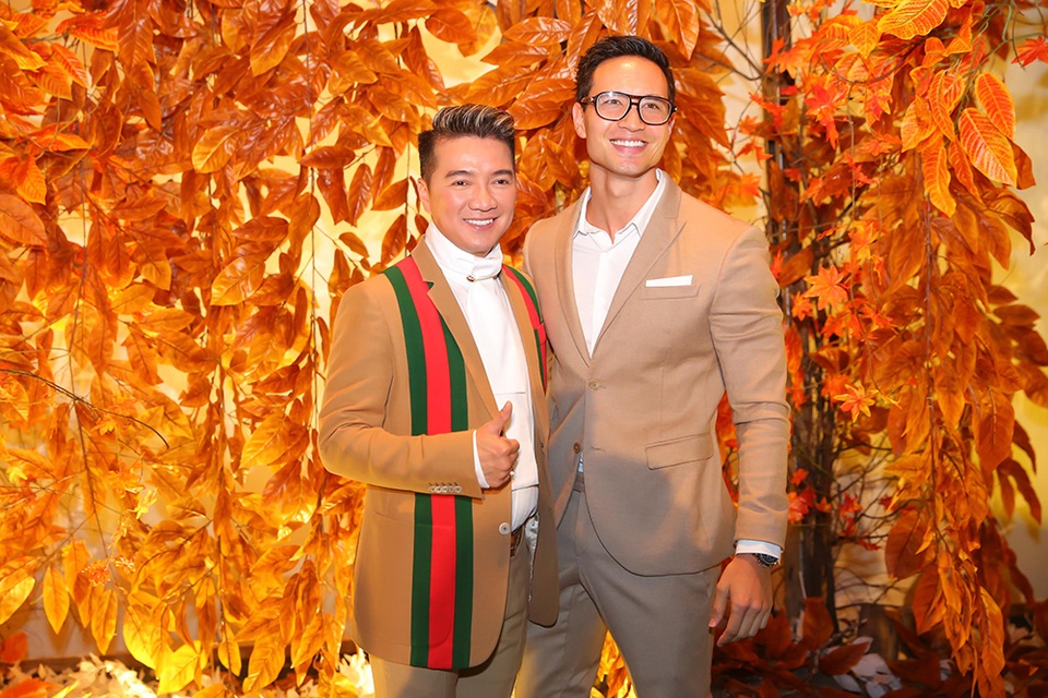 Kim Lý không xuất hiện bên cạnh Hồ Ngọc Hà, anh bảnh bao với vest nâu chụp ảnh cùng ca sĩ Đàm Vĩnh Hưng