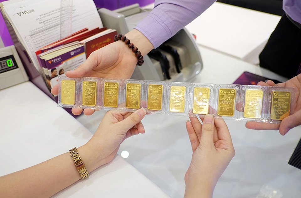 "Săn" gà trống vàng "độc", lạ đón ngày Vía Thần tài - 3
Khách hàng có thể dễ dàng tới ngân hàng để mua vàng Vía Thần tài thay vì chen chúc xếp hàng tại tiệm vàng như mọi năm.