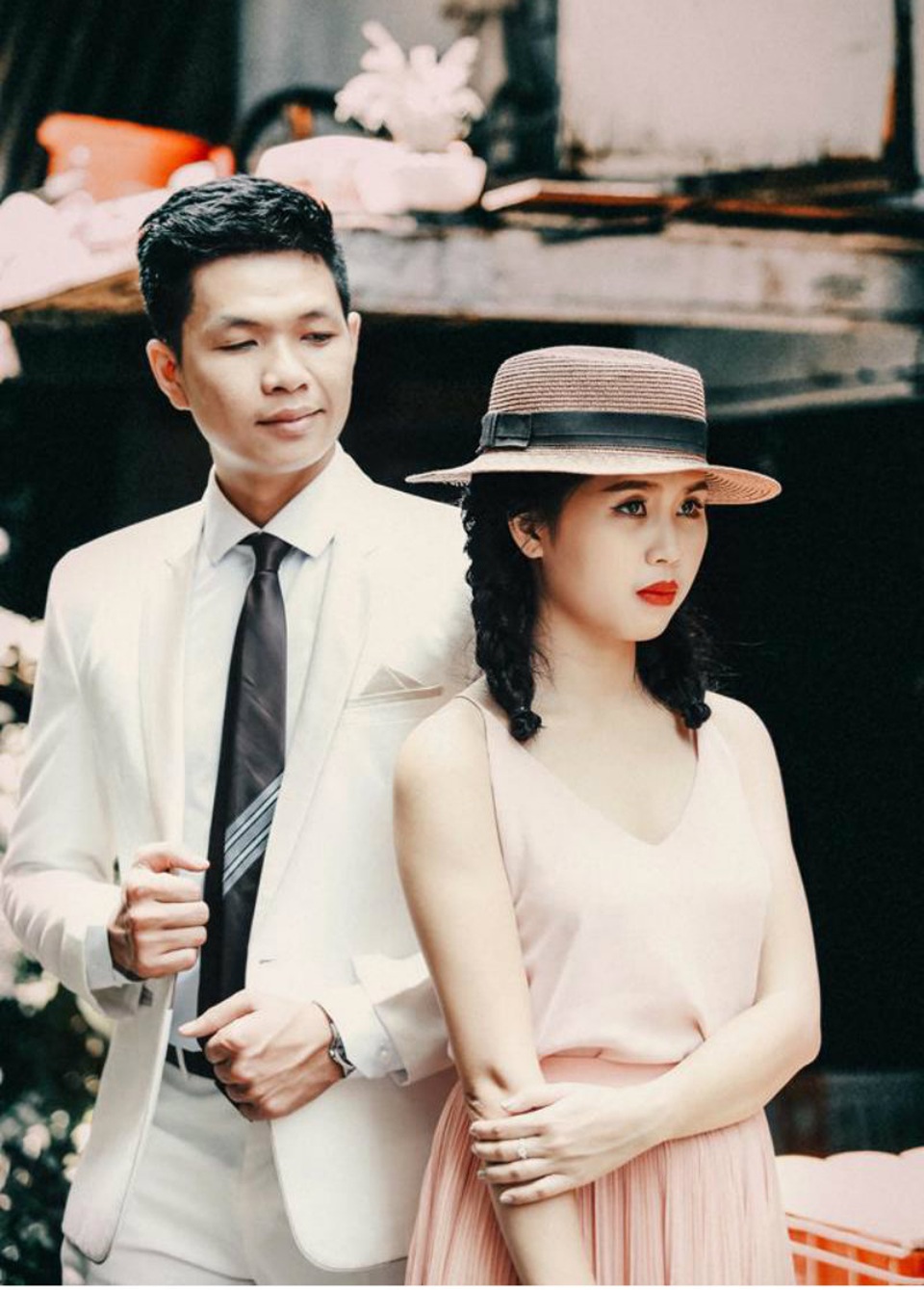 Bộ ảnh cưới ý nghĩa chuyển thể từ bộ phim tình cảm lãng mạn - 5 Tự nhủ với lòng, mình thích nghe anh ấy nói, nhìn anh ấy cười, và muốn cùng anh ấy làm mọi việc trên đời chỉ là do sự chuếnh choáng của hơi men mang lại.