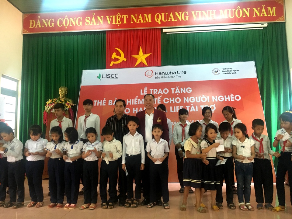 Doanh nghiệp Việt tặng 540 thẻ bảo hiểm y tế cho người nghèo - 2
Đại diện Hanwha Life Việt Nam tại Đắc Nông đang trao bảng tượng trưng thẻ bảo hiểm y tế cho chính quyền địa phương.