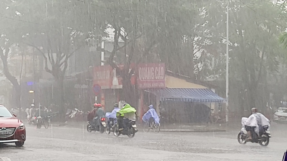 Huế mưa lớn dồn dập, miền Trung tích cực phòng chống áp thấp nhiệt đới - 1 Do nằm trong vùng ảnh hưởng áp thấp nhiệt đới nên Huế có mưa to