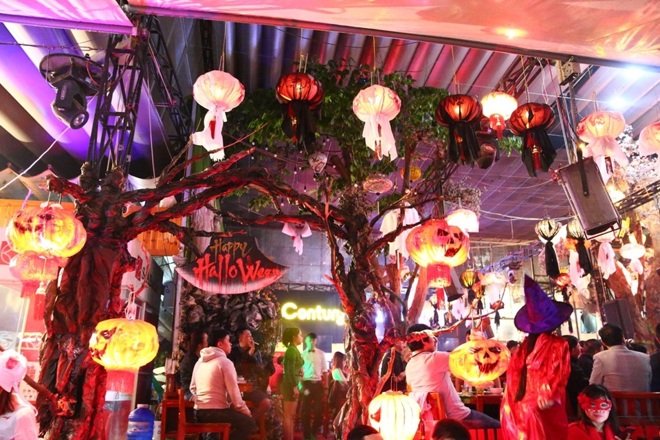 Phố Tây Huế tưng bừng chào đón lễ hội ma quỷ Halloween - 2 Những chiếc đèn bí ngô và những con ma treo lủng lẳng