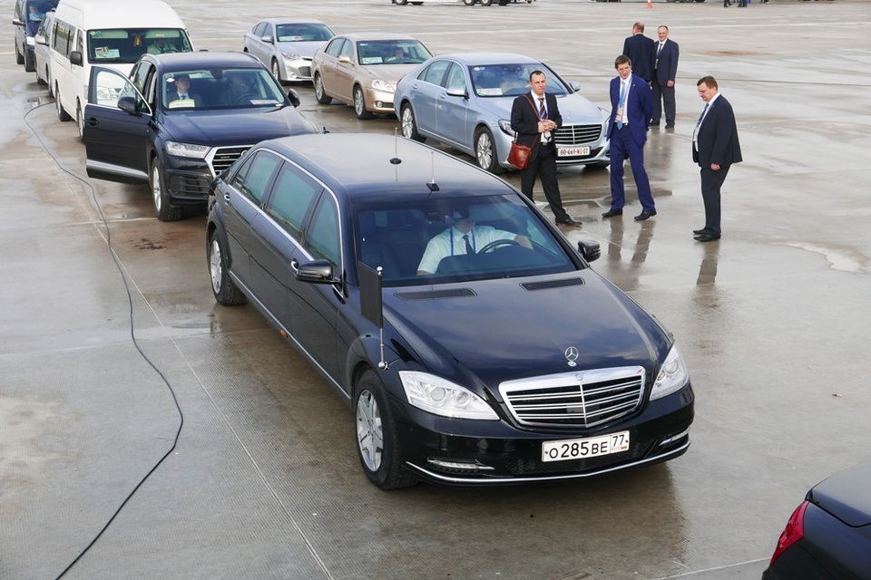 Tổng thống Nga Putin đã tới Đà Nẵng - 26
Cận cảnh chiếc Mercedes S600 của Tổng thống Putin tại sân bay Đà Nẵng.