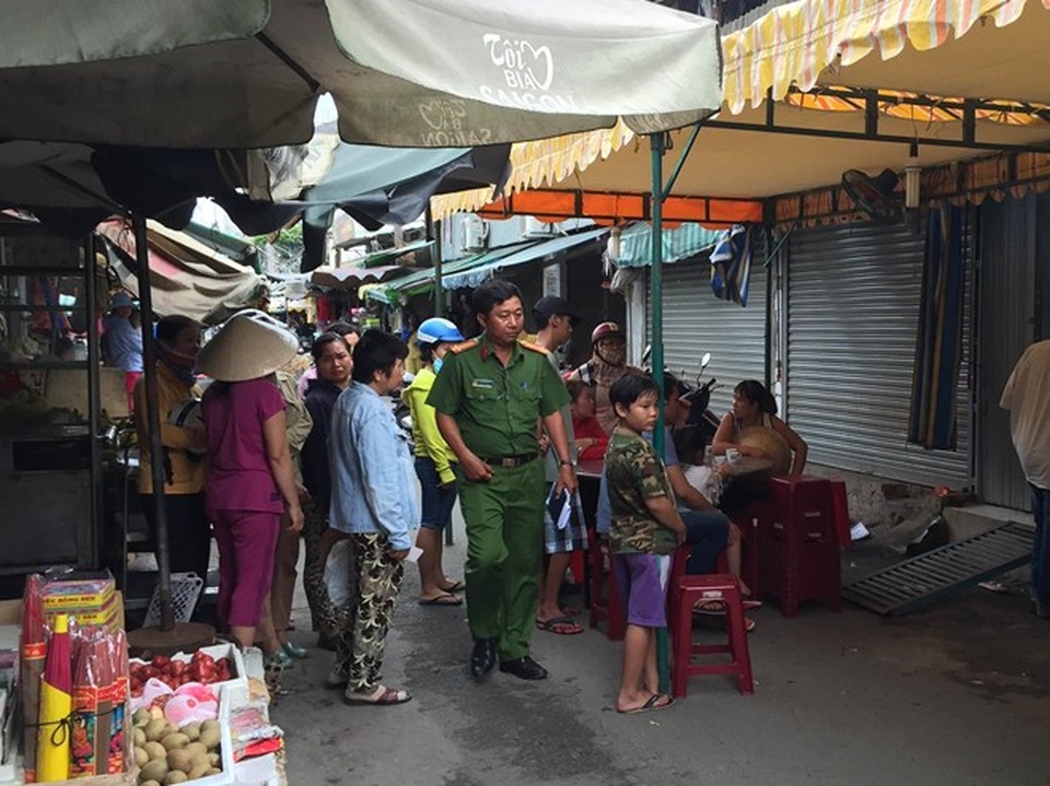 Công an tiến hành khám nghiệm hiện trường vụ án.