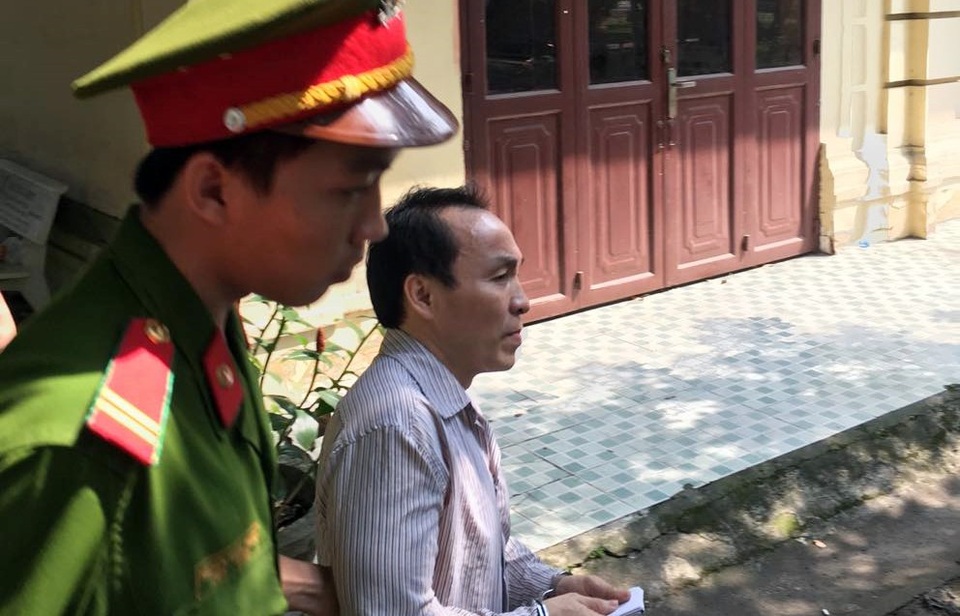Bị lừa hàng trăm triệu đồng khi nhờ người xin Visa đi Mỹ - 1 Bị cáo Tuấn sau phiên tòa.