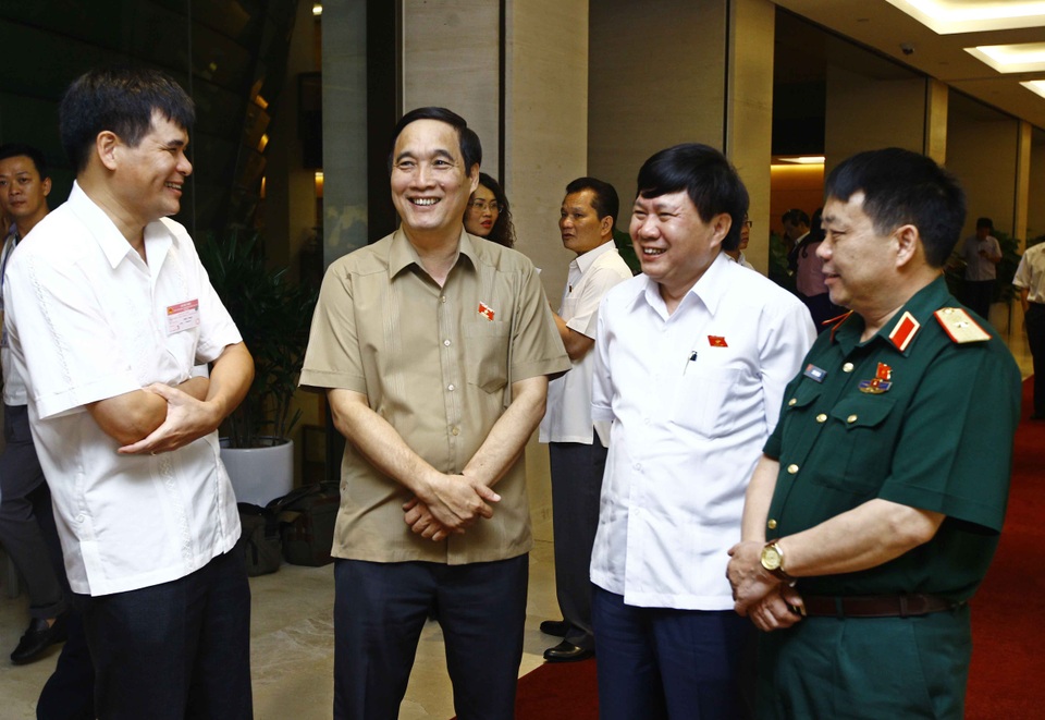 
Các đại biểu trao đổi tại hành lang Quốc hội. Ảnh: TTXVN
