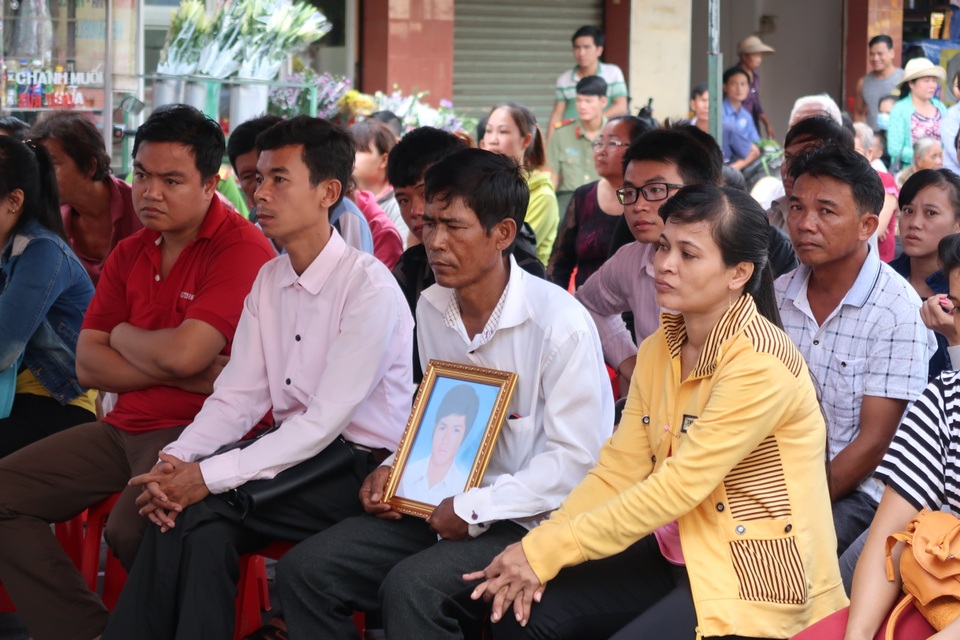 Giết người vì bị tát sau chầu nhậu - 2 Gia đình bị hại mang theo di ảnh tới phiên tòa xét xử lưu động.