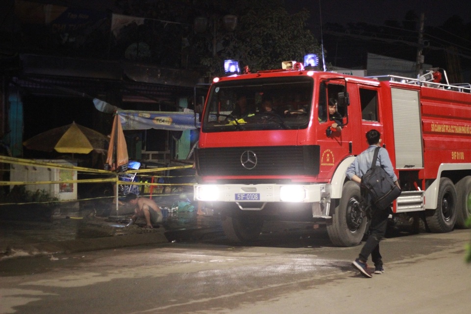 
Lực lượng chữa cháy huyện Bình Chánh đến hiện trường và khống chế ngọn lửa ngay sau đó
