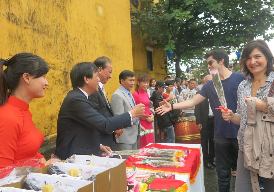 Phố cổ Hội An đón đoàn du khách đầu tiên “xông đất” năm mới 2017 - 1 Lãnh đạo ngành du lịch Quảng Nam và chính quyền TP Hội An đón đoàn du khách đầu tiên đến Hội An năm 2017