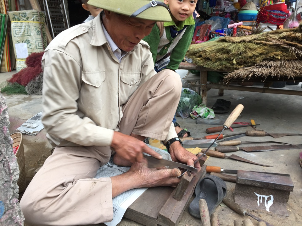 Làm nửa ngày thu nhập hơn chục triệu tháng nhờ nghề “cắt chấu liềm” - 2
Công đoạn cắt chấu rất thu hút được ánh mắt hiếu kì của trẻ nhỏ