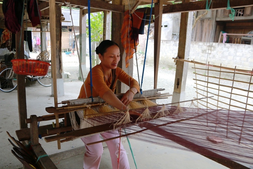 Nhiều phụ nữ ở bản Văn vẫn còn giữ nghề thêu, dệt vải truyền thống. Họ thường xuyên làm nghề ngay dưới nhà sàn của gia đình. Nghề này cũng cho nhiều phụ nữ có thu nhập cao hơn trước vì ngày càng có nhiều du khách thích và sử dụng vải thổ cẩm dệt theo phương pháp thủ công.