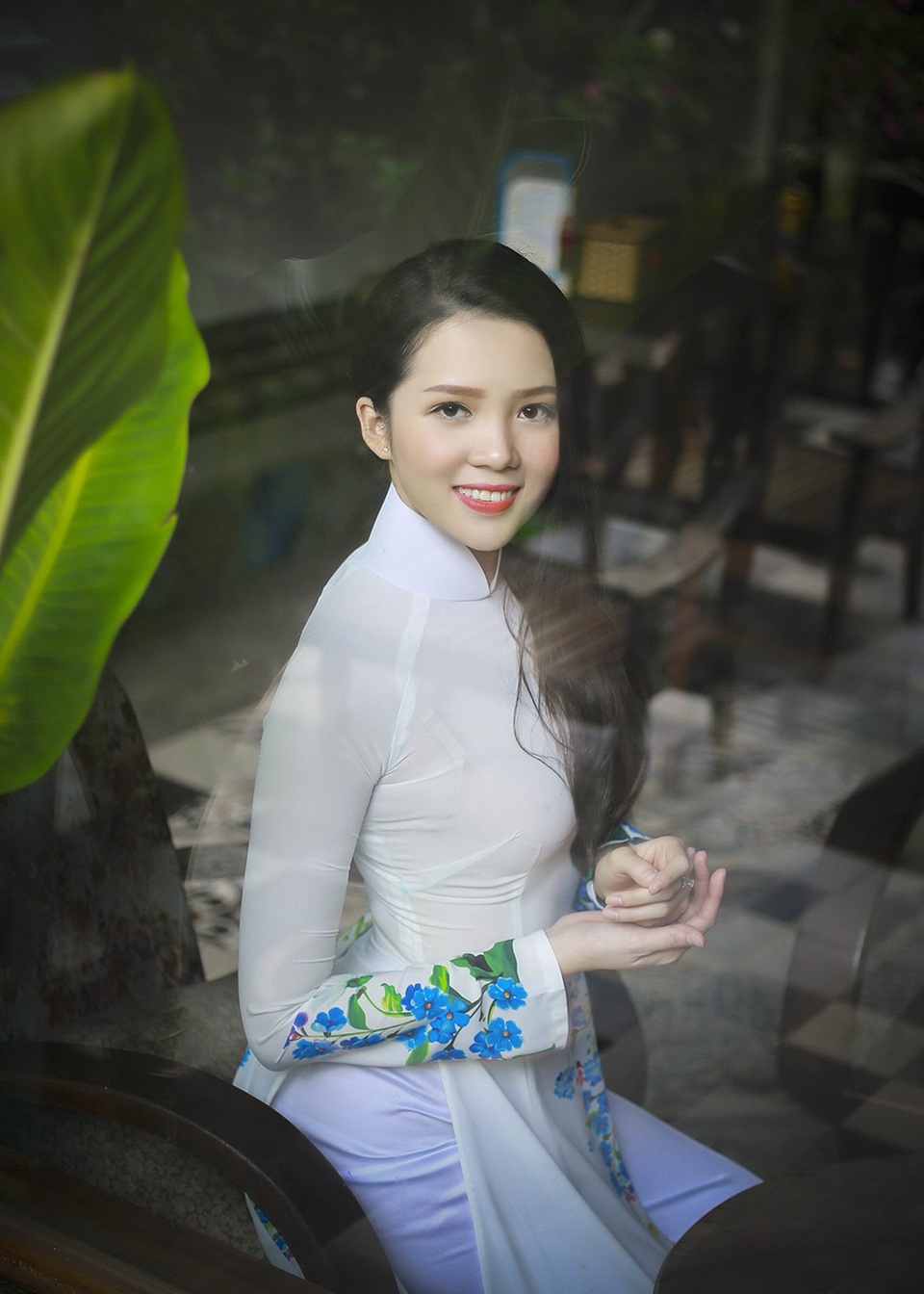 Hoa khôi Cần Thơ không mong đổi đời nhờ "đại gia" - 3 Người đẹp chọn tà áo trắng trong bộ ảnh đón Xuân bở cô thích sự đơn giản, nhẹ nhàng.