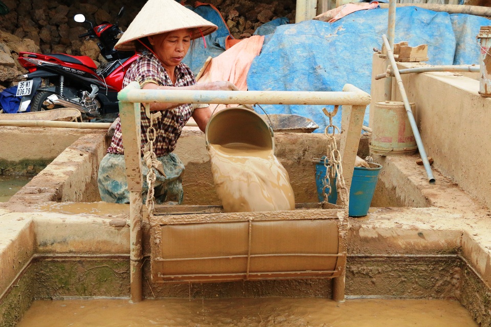 Ninh Bình: Làng gốm đỏ lửa phục vụ Tết Nguyên Đán Đinh Dậu - 2
Trải qua nhiều năm thăng trầm, đến nay nghề gốm Gia Thủy vẫn đứng vững và ngày càng phát triển mạnh. Sản phẩm được tiêu thụ trong nước và xuất khẩu đi nước ngoài. Để làm ra được một sản phẩm gốm phải trải qua rất nhiều công đoạn. Trong ảnh: Đất sét được lọc kỹ trước khi đem phơi để làm gốm.