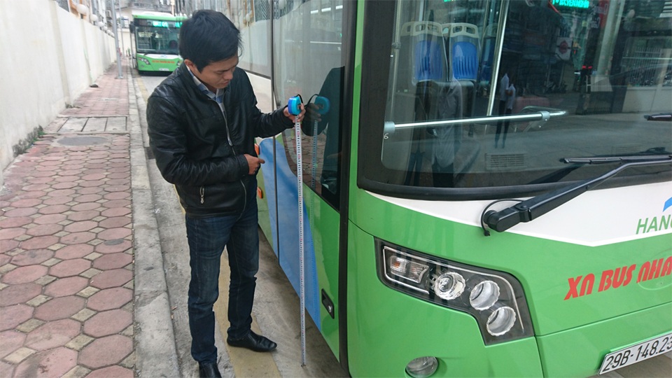 Vụ buýt nhanh vỡ kính: Gương xe con có đủ cao để làm vỡ kính xe buýt? - 4 Vụ buýt nhanh vỡ kính: Gương xe con có đủ cao để làm vỡ kính xe buýt? - 4