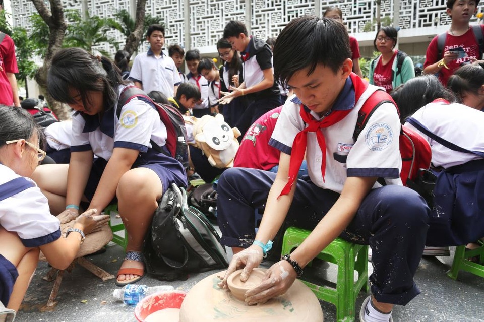 Thử tài làm gốm trên bàn xoay với sự hướng dẫn tận tình của các nghệ nhân tại không gian mô phỏng làng “Gốm Bát Tràng” cổ truyền – nét văn hóa đặc trưng của miền Bắc.