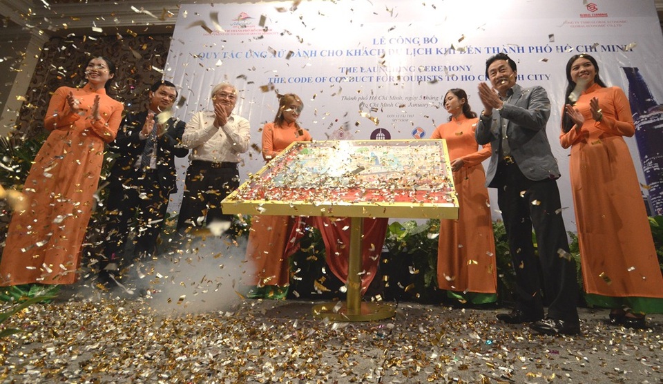 TPHCM công bố bộ quy tắc ứng xử dành cho du khách - 2 Ông Lã Quốc Khánh (thứ 2 từ phải sang) Phó Giám đốc Sở Du lịch TPHCM cùng đại diện Hiệp hội Du lịch TPHCM thực hiện nghi thức công bố bộ quy tắc ứng xử.