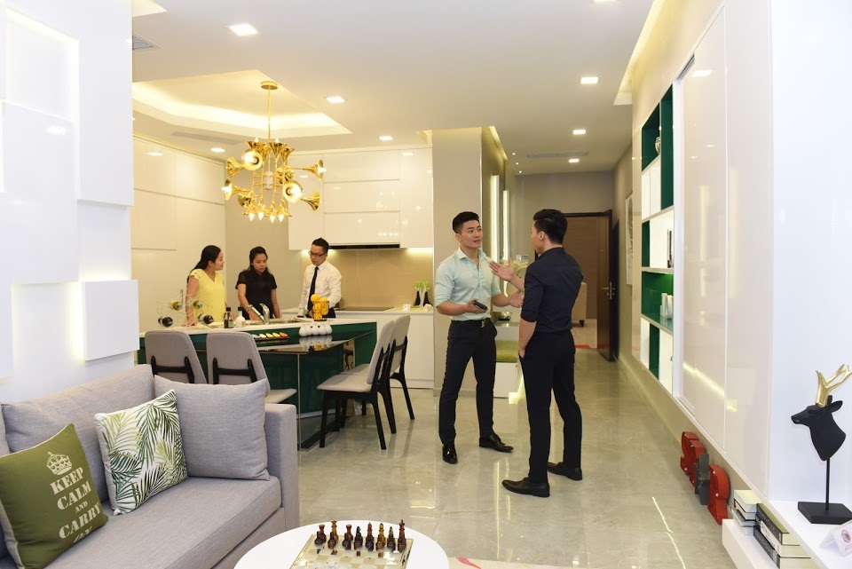 Điểm lưu tâm của gia đình nghệ sỹ này khi chọn nơi ở là an ninh, nhiều không gian xanh và tiện ích tích hợp trong nội khu; đặc biệt, hạ tầng giao thông có tính kết nối tốt với các khu vực xung quanh. Đối với không gian căn hộ thì yêu cầu đặt ra của 2 gia đình trẻ này là thông thoáng có nhiều cửa sổ.