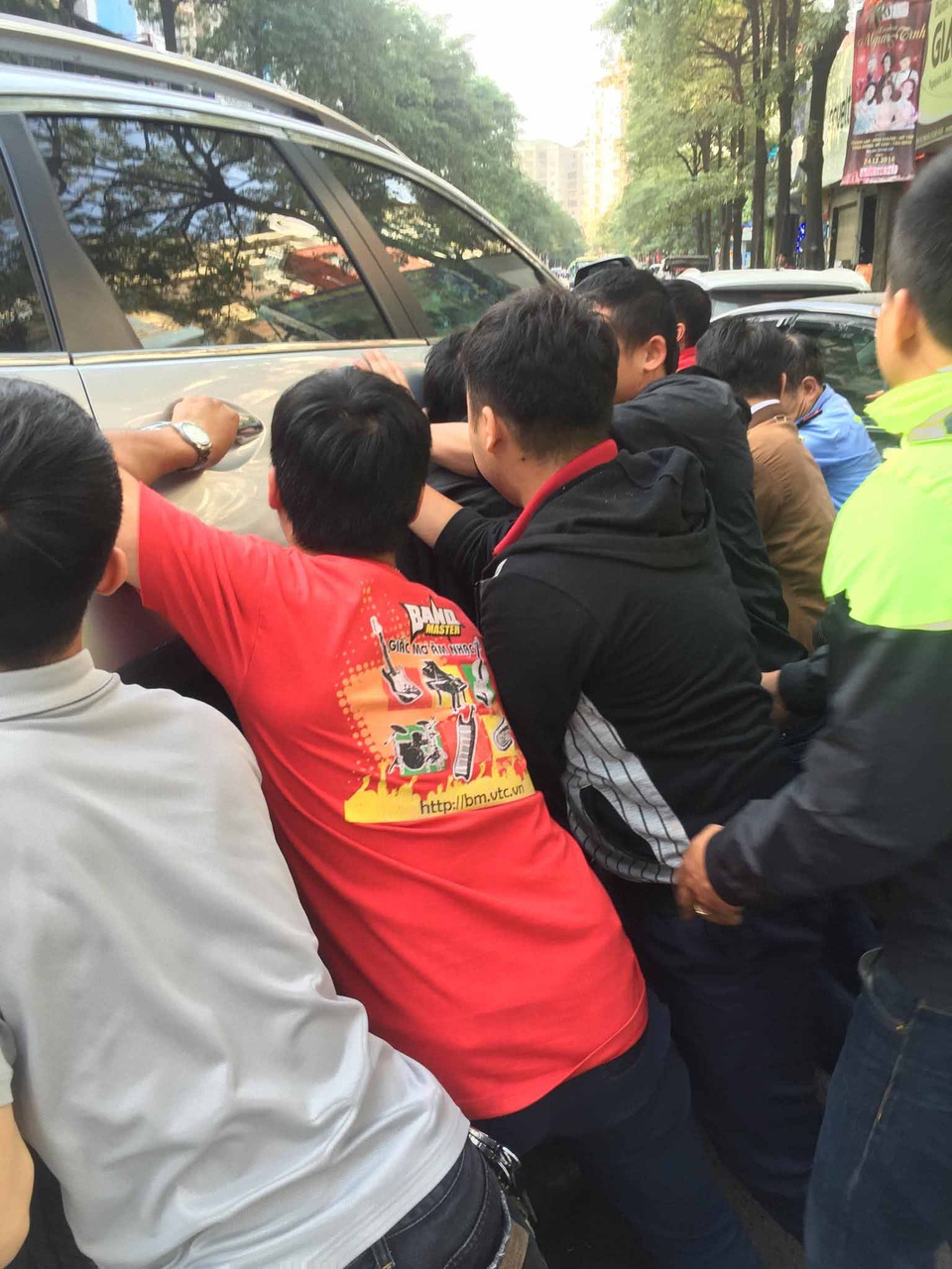 Hà Nội: Nhiều người khiêng ô tô cứu cháu bé mắc kẹt dưới gầm xe - 2 Nhiều người đã tập trung khiêng chiếc xe ô tô CRV để cứu bé trai mắc kẹt dưới gầm (Ảnh: otofun).