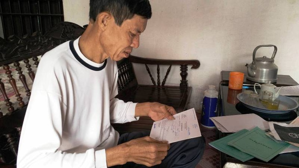 Người phụ nữ gồng mình cứu chồng ung thư, nuôi con tâm thần - 3 Cầm tờ giấy hẹn khám bệnh anh Quang chỉ biết thở dài vì gia đình không còn tiền để anh ra Hà Nội chữa trị căn bệnh quái ác.