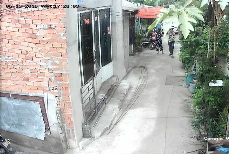 TP.HCM: 2 hộ dân tuyên bố làm chủ con hẻm khiến hàng chục người khốn đốn - 4 Căn nhà của ông Hiền xây lấn ra hẻm thu hẹp lối đi chung