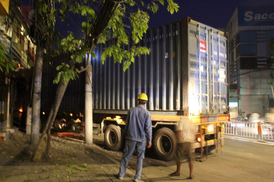 Xe container lao vào 2 nhà dân, nhiều người may mắn thoát chết - 1 Xe container lao vào nhà dân