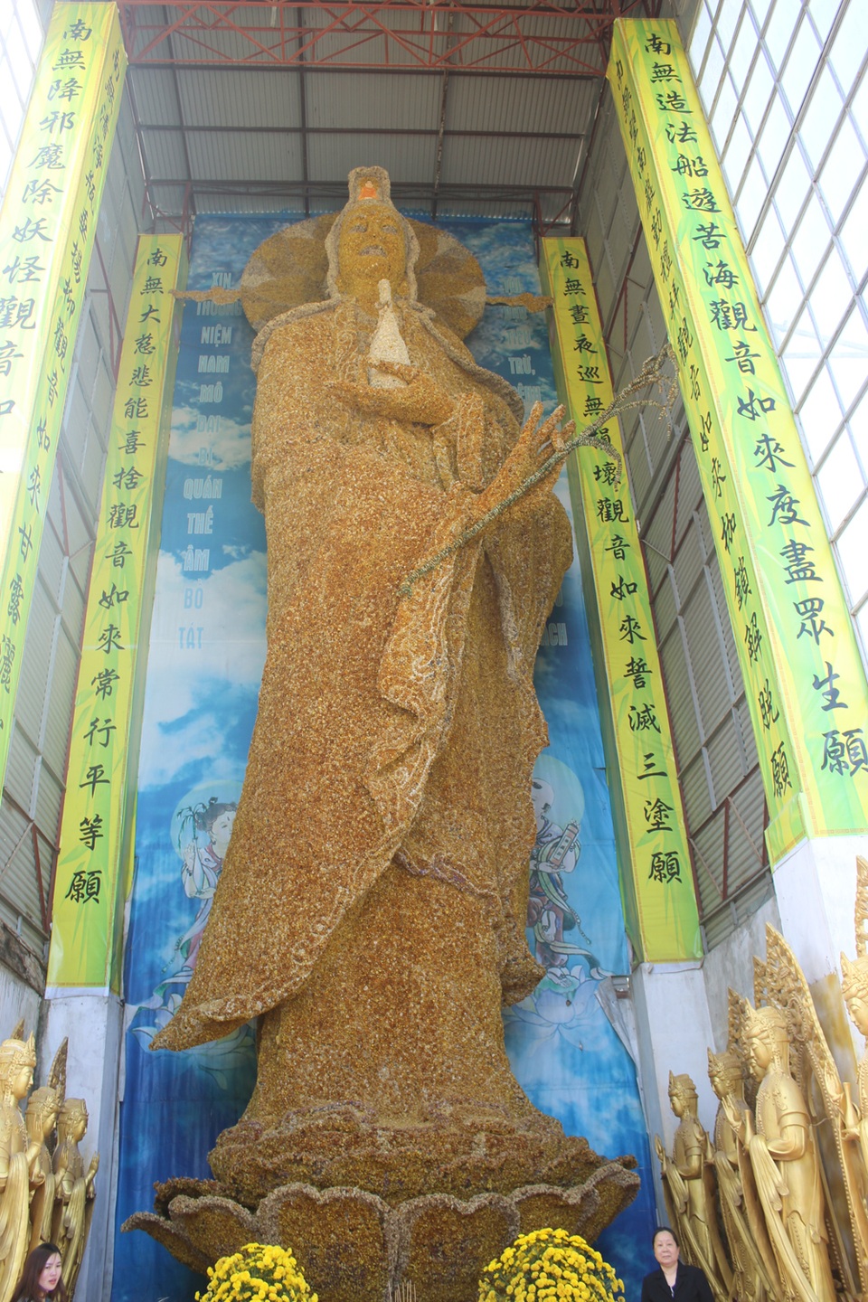 Bảo tàng trong ngôi chùa "giữ" 11 kỷ lục Việt Nam - 2 Tượng Quan Thế Âm Bồ Tát được kết bằng hàng trăm ngàn đóa hoa bất tử, một loài hoa đặc trưng của Đà Lạt