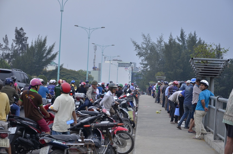 Bé trai bị nước cuốn mất tích khi tắm sông - 2 Rất đông người dân tập trung trên cầu Him Lam để theo dõi vụ việc
