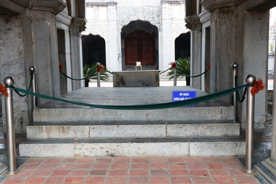 Sập đá khổng lồ là này khối đá có chiều dài 4,2m, rộng 3,2m và dày 0,3m.