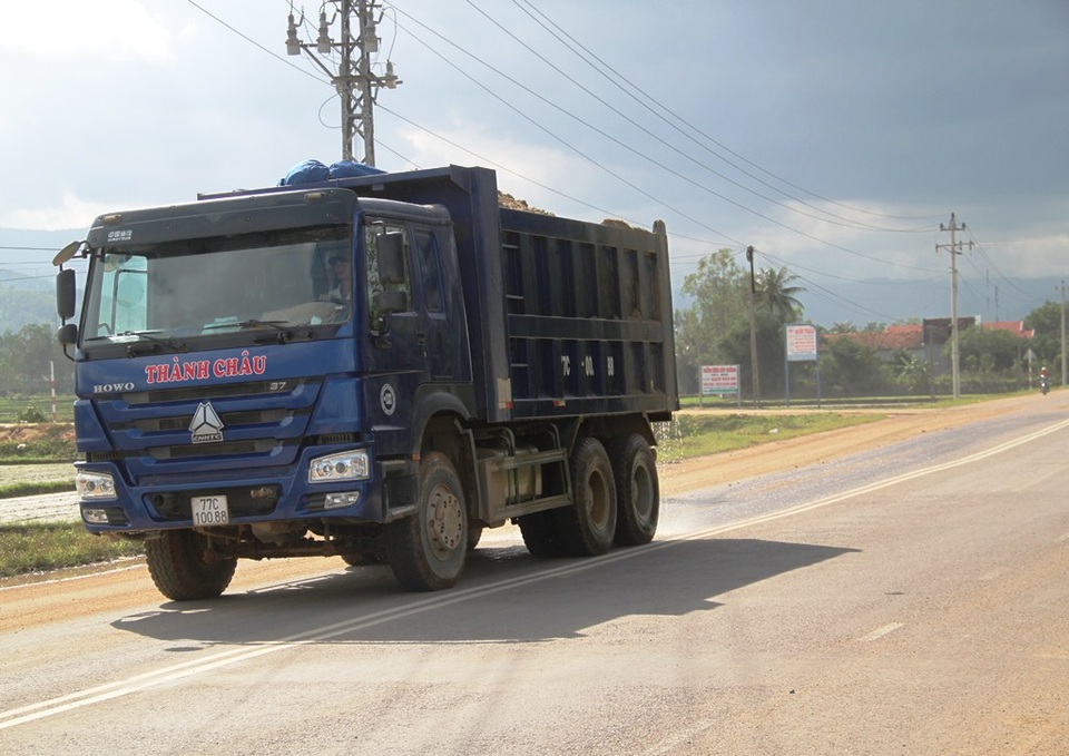 Bình Định: Xe ben cơi nới thùng, chở cát có ngọn “lộng hành” trên Quốc lộ 19 - 2 Một xe chở cát cơi nới thùng vi phạm quy định phạm luật