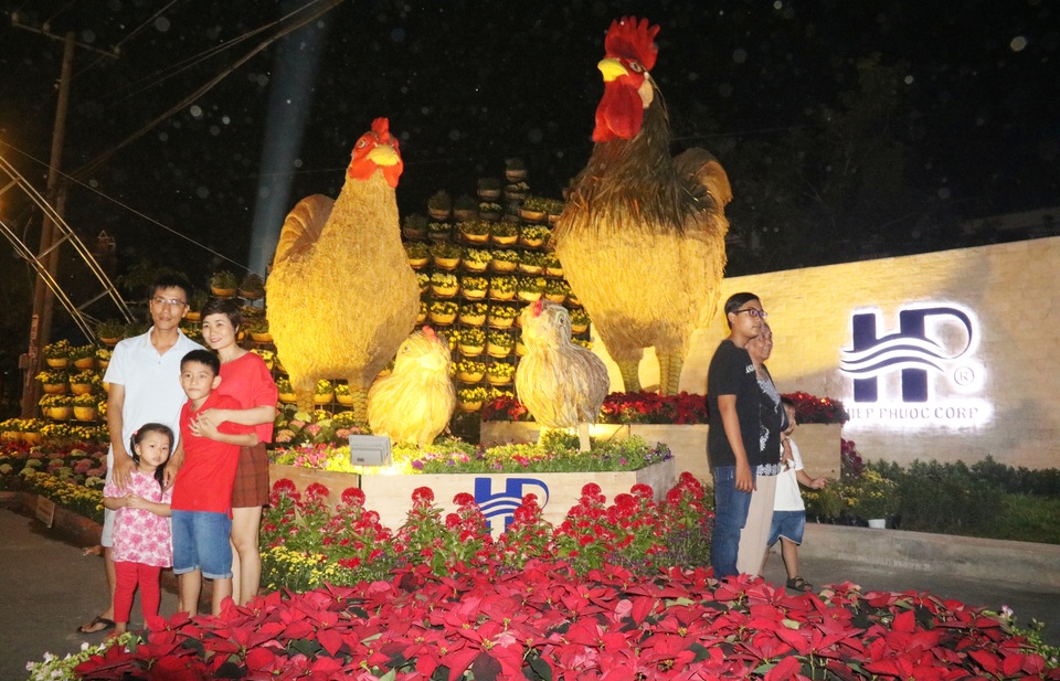 “Đường hoa Nguyễn Huệ” trong... khu công nghiệp - 5 Nhiều gia đình thích thú chụp ảnh cạnh linh vật gia đình nhà gà.