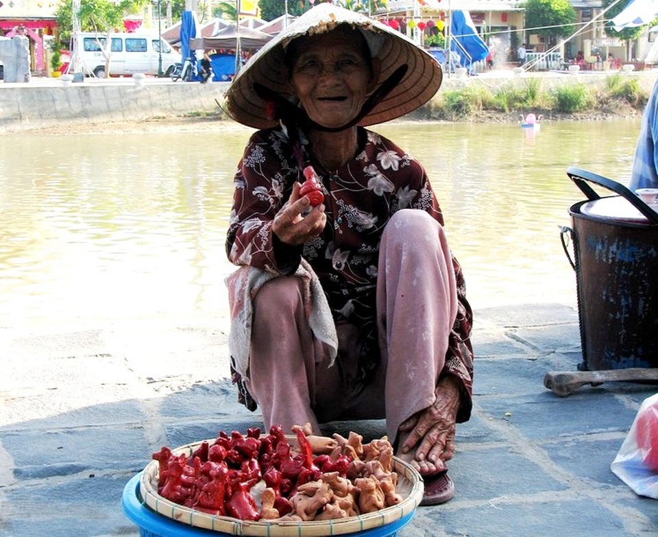 Lấy ý kiến đề án xây dựng một Hội An “Nhân tình thuần hậu” - 2 Một người bán con Tò-he bên bờ sông Hoài nở nụ cười thân thiện với du khách