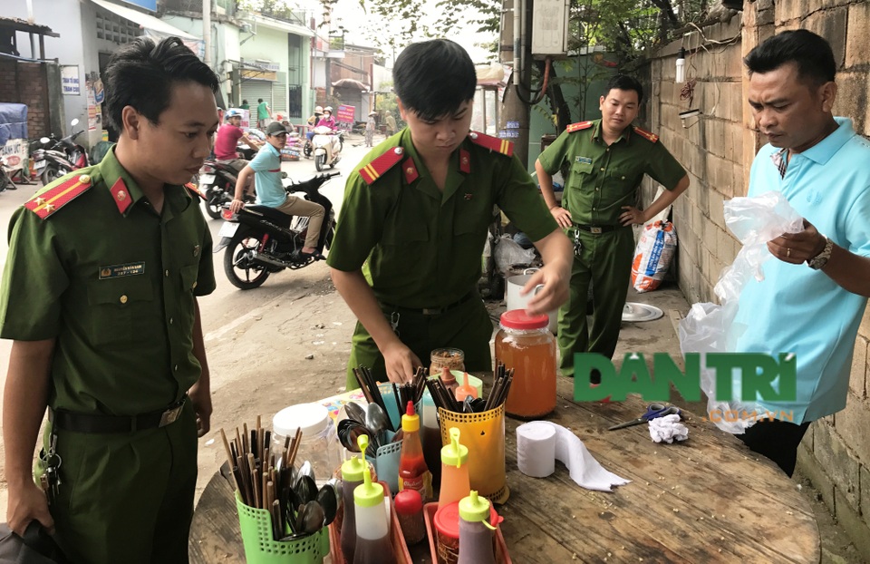 Người bị cáo buộc bỏ thuốc chuột vào nồi bún riêu bị khởi tố hành vi giết người - 2 Lực lượng Công an khám nghiệm hiện trường, thu mẫu vật chứng để điều tra vụ việc.