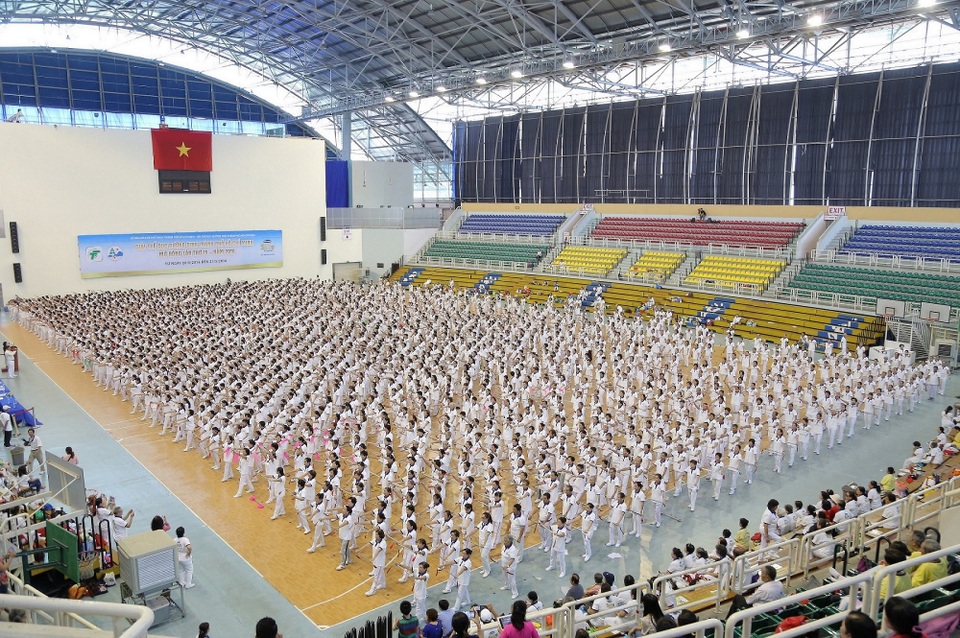 Đồng diễn Thể dục dưỡng sinh có số lượng người cao tuổi tham gia đông nhất - 2
Gần 3.000 người cao tuổi và trung niên biểu diễn đồng diễn dưỡng sinh xác lập kỷ lục Việt Nam