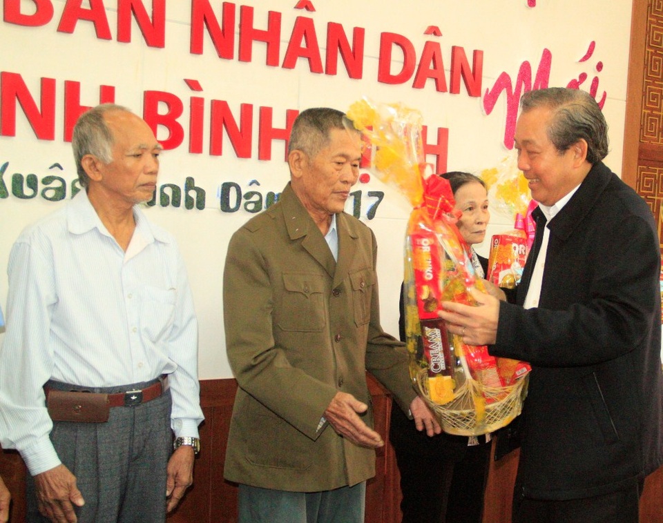 Không để người dân đón Tết trong cảnh thiếu thốn - 1
Phó Thủ tướng Trương Hòa Bình tặng quà Tết cho gia đình chính sách, gia đình có hoàn cảnh đặc biệt khó khăn ở tỉnh Bình Định.