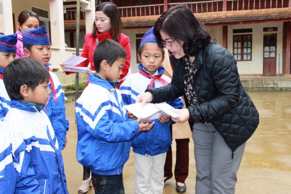 Giám đốc Sở GD&ĐT Nghệ An - bà Nguyễn Thị Kim Chi - động viên các em học sinh trường Tiểu học Bảo Nam 1, huyện Kỳ Sơn cố gắng phấn đấu học tập và rèn luyện tốt.
