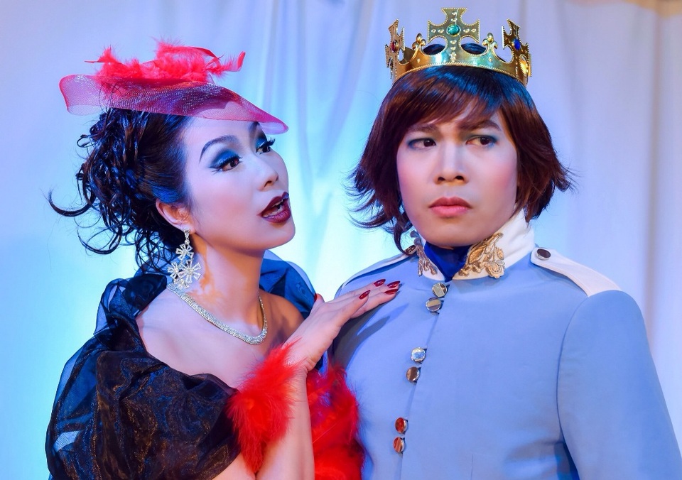 Á hậu Trịnh Kim Chi chuyển thể “Lọ Lem Truyền Kỳ” Tết Nguyên đán - 1 Á hậu Trịnh Kim Chi (trái) đau đáu với kịch nói trong thời buổi nghiệp sân khấu khó khăn.