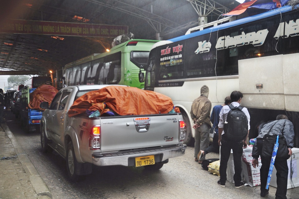 Cửa khẩu quốc tế Cầu Treo "nghẹt thở" những ngày cuối năm - 6 
Người và xe ùn ùn qua cửa khẩu.