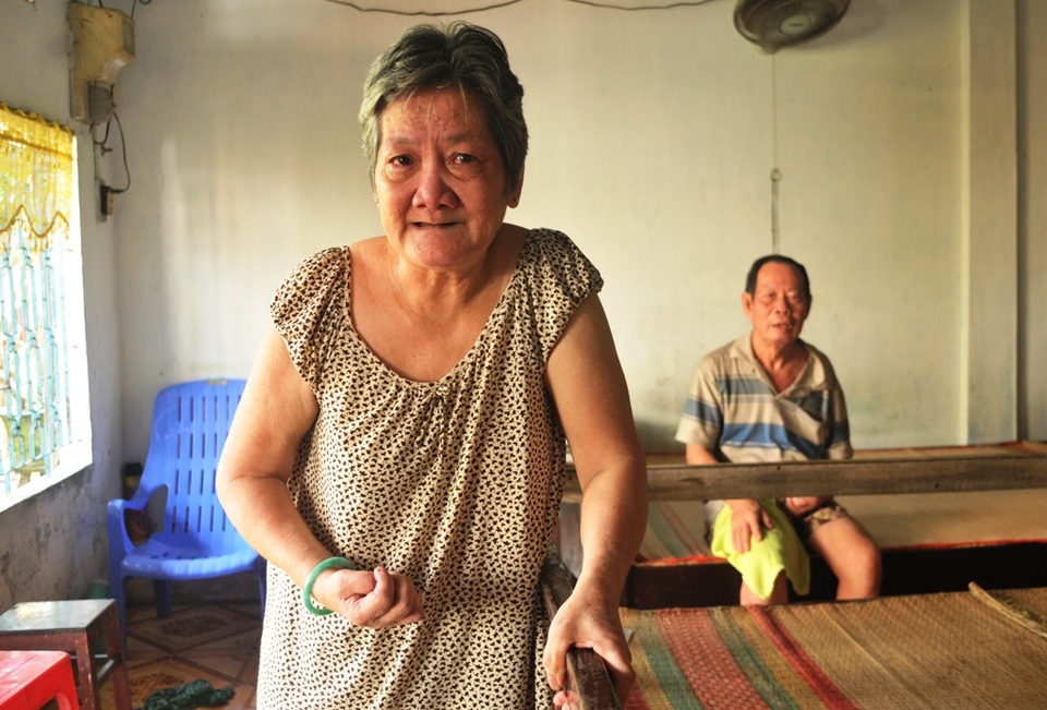 Thương người đàn ông mổ tim hai lần vẫn phải đi bốc vác thuê nuôi cha mẹ liệt - 4
Nhà có 4 người lớn thì đã hết 3 người mắc bệnh ngặt nghèo,khiến gia đình anh Tôn Nhơn Lập rơi vào cảnh khốn cùng, không lối thoát.