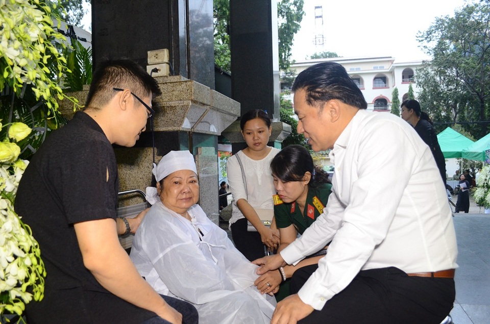 NSƯT Tạ Minh Tâm an ủi và chia buồn cùng vợ nhạc sĩ Ca Lê Thuần. Những ngày qua, dù sức khỏe không được tốt nhưng bà vẫn luôn túc trực trong tang lễ của chồng.